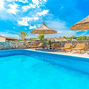 Camp Mateo With Pool Drage